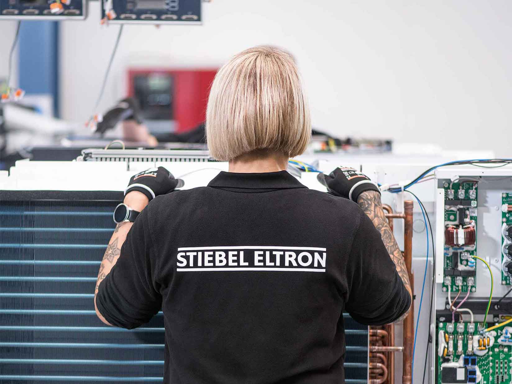Produktionsmitarbeiterin von STIEBEL ELTRON