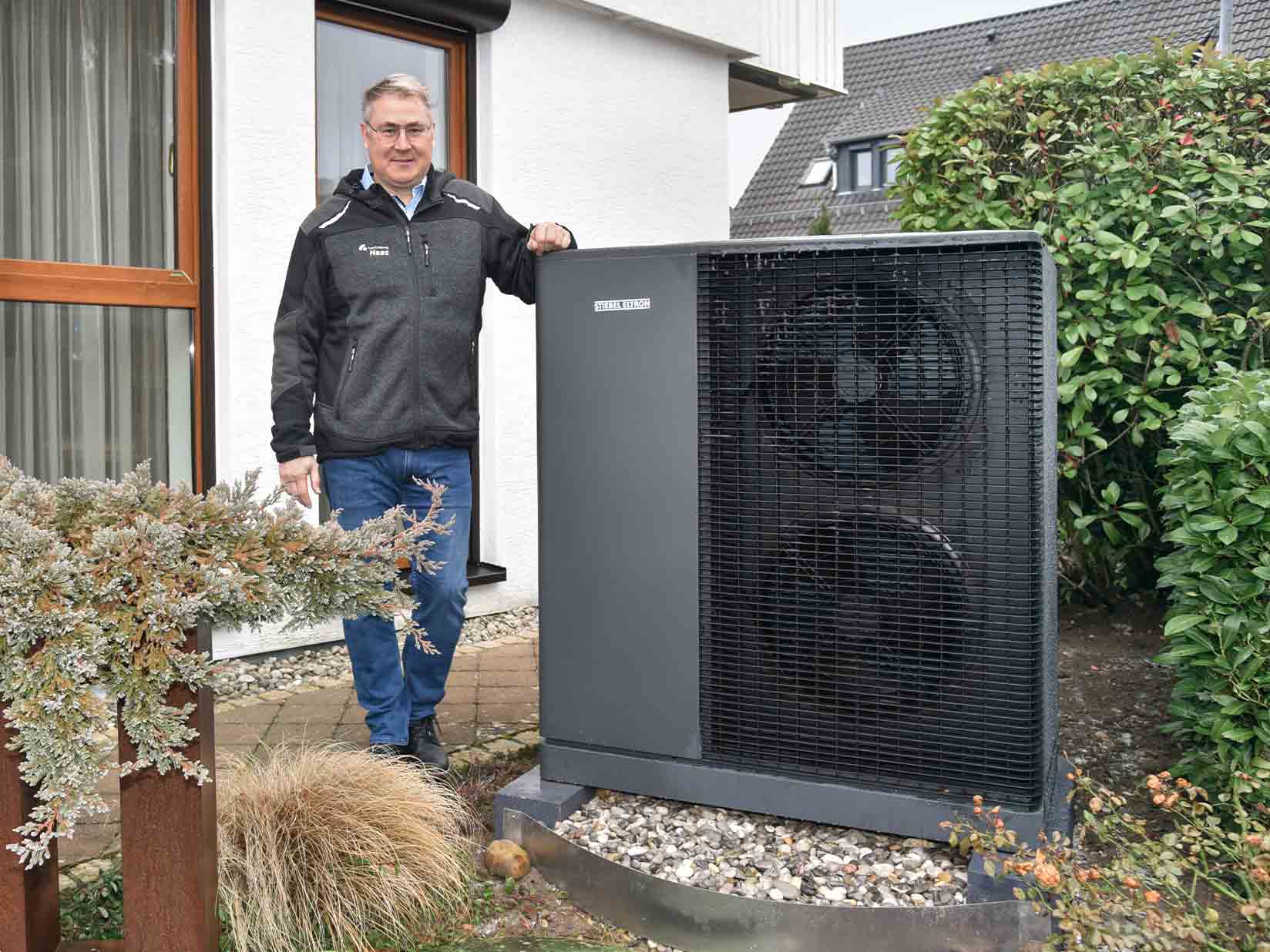 Ingo Haas, Haas Bad & Heizung, Eislingen vor einer STIEBEL ELTRON Wärmepumpe