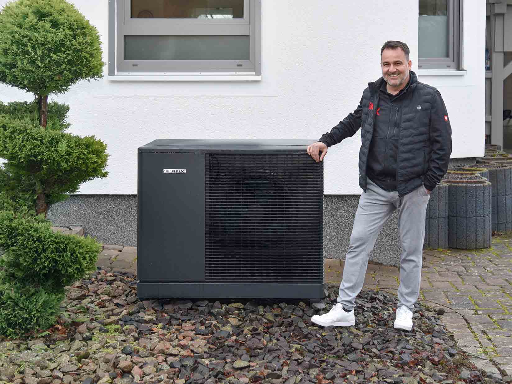 Stefan Koch Stefan Koch Heizung und Sanitär, Morschheim vor einer STIEBEL ELTRON Wärmepumpe