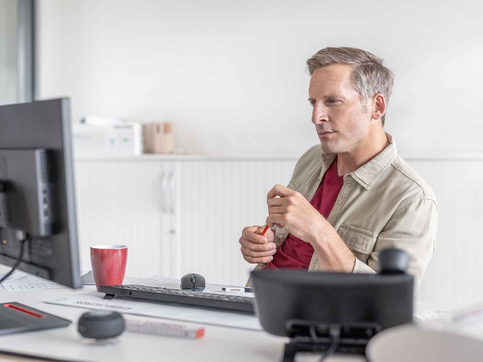 Fachhandwerker am Büro am Schreibtisch