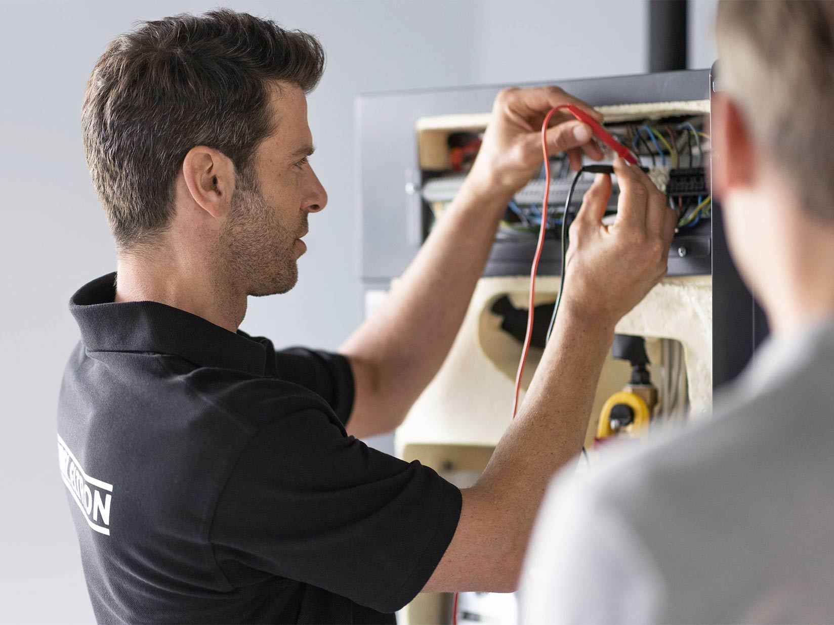 Servicetechniker prüft Wärmepumpe